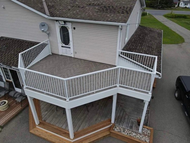 Une maison avec des escaliers menant à la porte d'entrée.