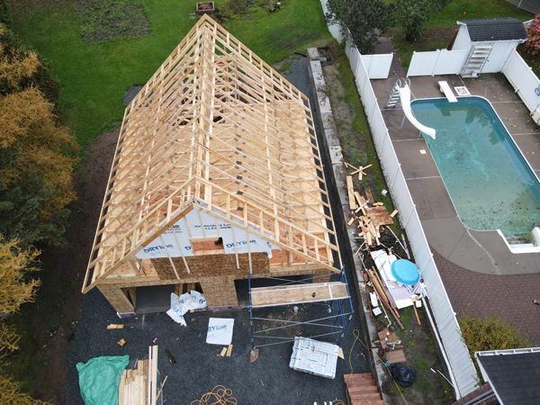 Une vue aérienne d'une maison en construction à côté d'une piscine.