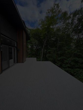 Une photo d'une maison avec des arbres en arrière-plan avec filtre noir.