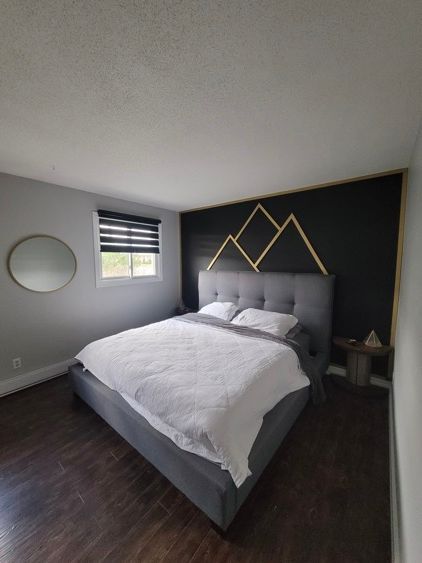 Une chambre avec un lit et un miroir sur le mur