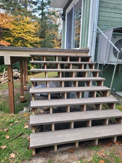 Un ensemble d'escaliers en membrane de pvc menant à une maison.