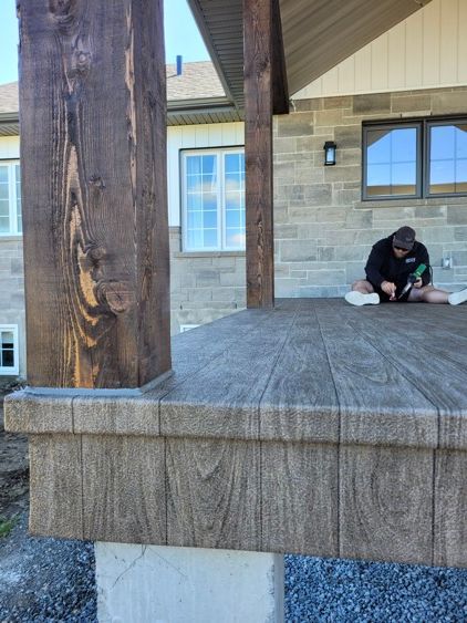 Gros plan sur une terrasse en membrane de pvc devant une maison.