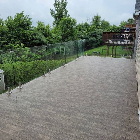 Une grande terrasse en membrane de pvc avec une balustrade en verre