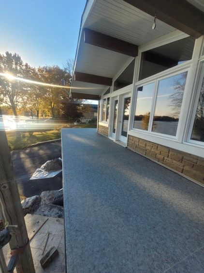 Un balcon en membrane de pvc est en cours de construction sur le côté d'une maison.