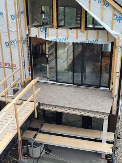 Une vue aérienne d'une maison en construction avec un patio beige.