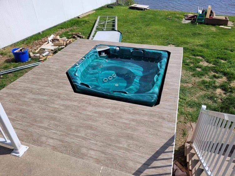 Un spa est posé sur une terrasse membrane de pvc.