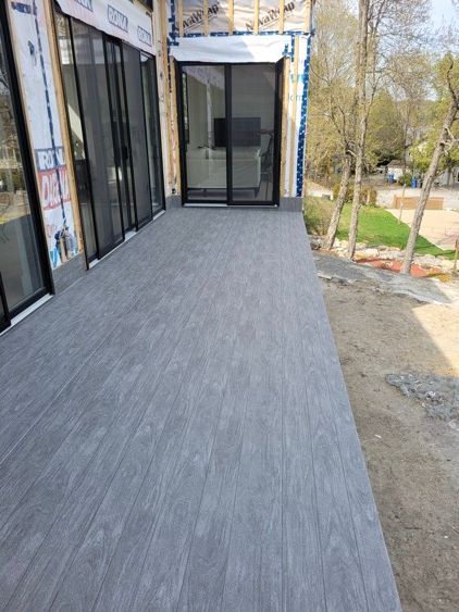 Un grand patio avec portes coulissantes en verre est en cours de construction.