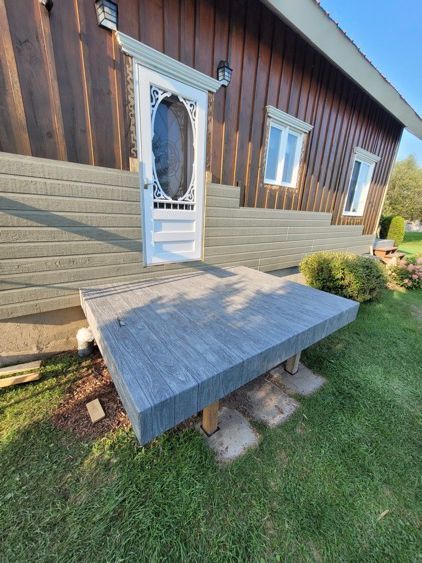 Une maison avec un petit devant et une porte.