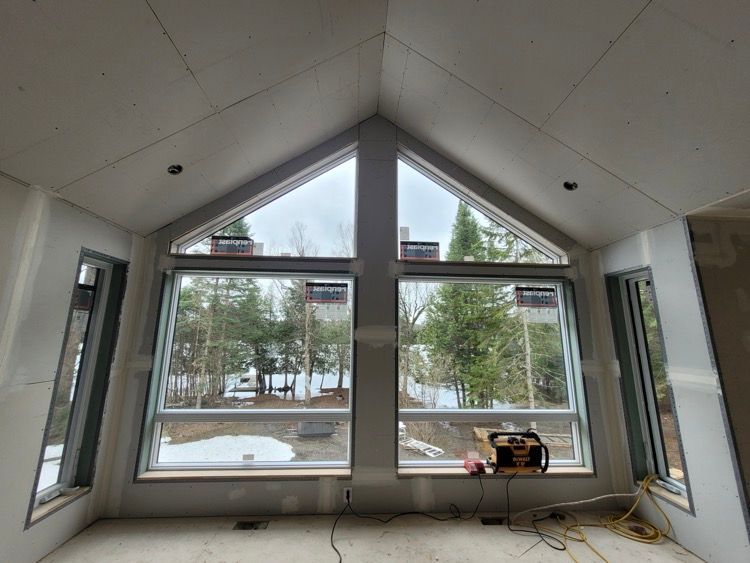 Une pièce avec beaucoup de fenêtres et un plafond voûté.