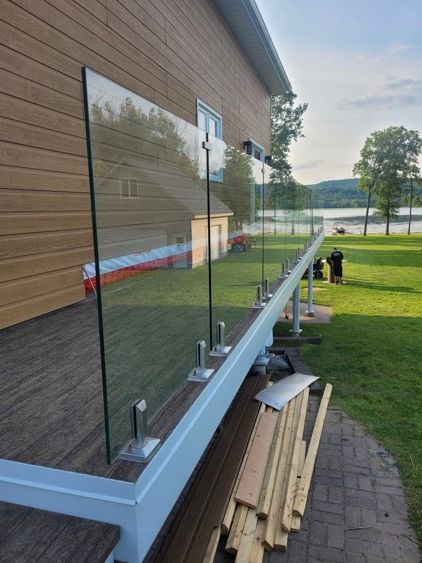 Une balustrade en verre est sur le côté d'une maison.