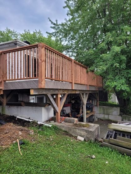 Une terrasse en membrane de pvc dans l'arrière-cour d'une maison.