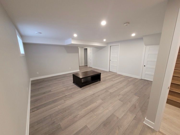 Il y a une table basse au milieu d'un sous-sol.