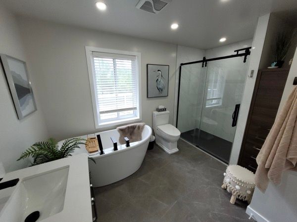 Une salle de bain avec baignoire, toilette, lavabo et douche.