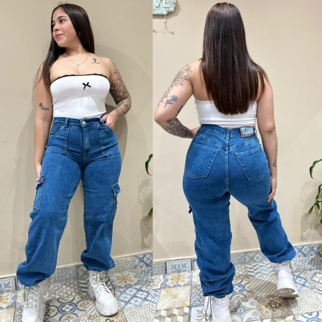 Mujer con top blanco y jeans azules, posando de frente y de espaldas, en una habitación, con botas blancas.