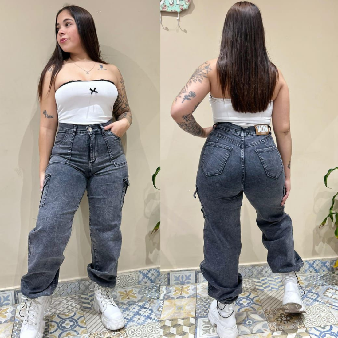 Mujer con top blanco y jeans grises posa; vista de lado a lado.
