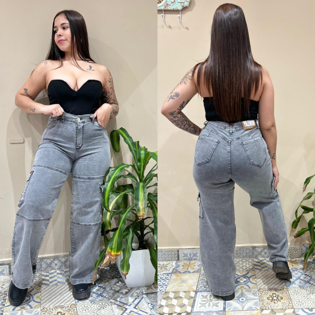 Mujer con jeans grises y un top negro posa, de frente y de espaldas, en una habitación con plantas.