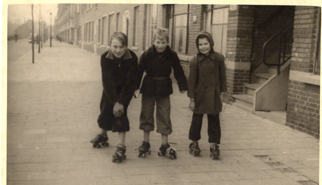 Buurtkinderen op portiek hoek Medemblikstraat 316 richting Loosduinsekade