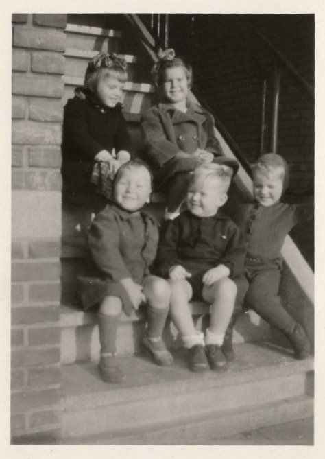 Buurtkinderen op portiek hoek Medemblikstraat 316