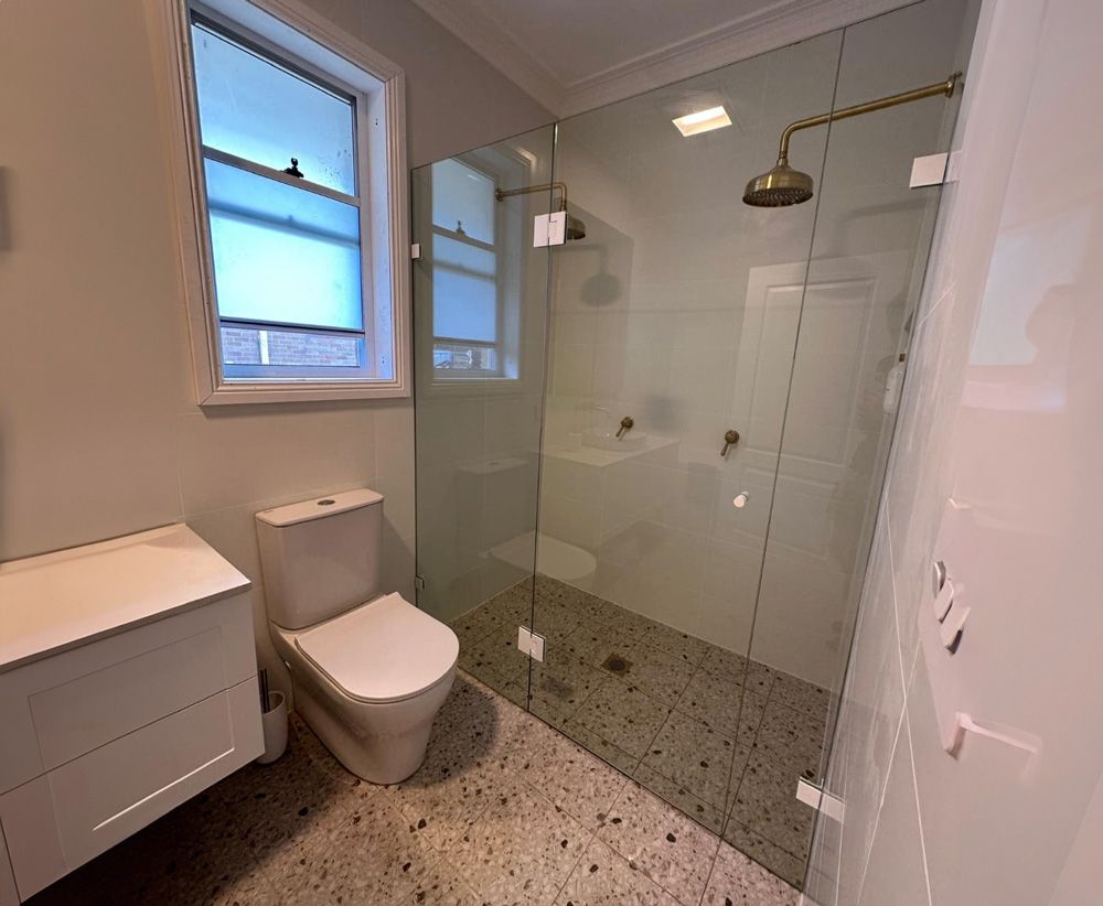 Small Bathroom With High-quality Shower Screen