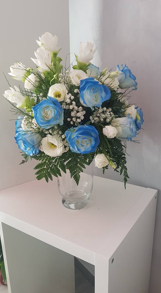 rose celesti e bianche in un vaso