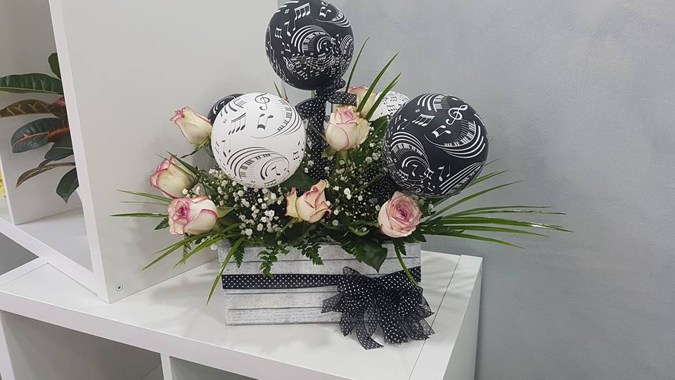 decorazione con rose e palloncini con pentagrammi