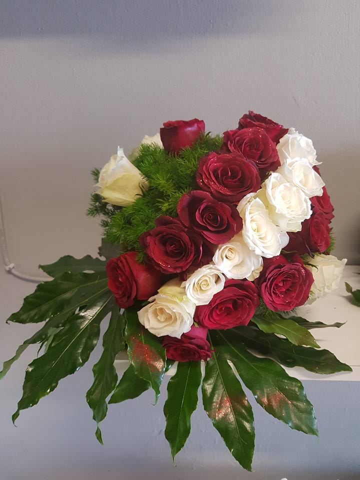 bouquet con tre file di rose rosa e rosse