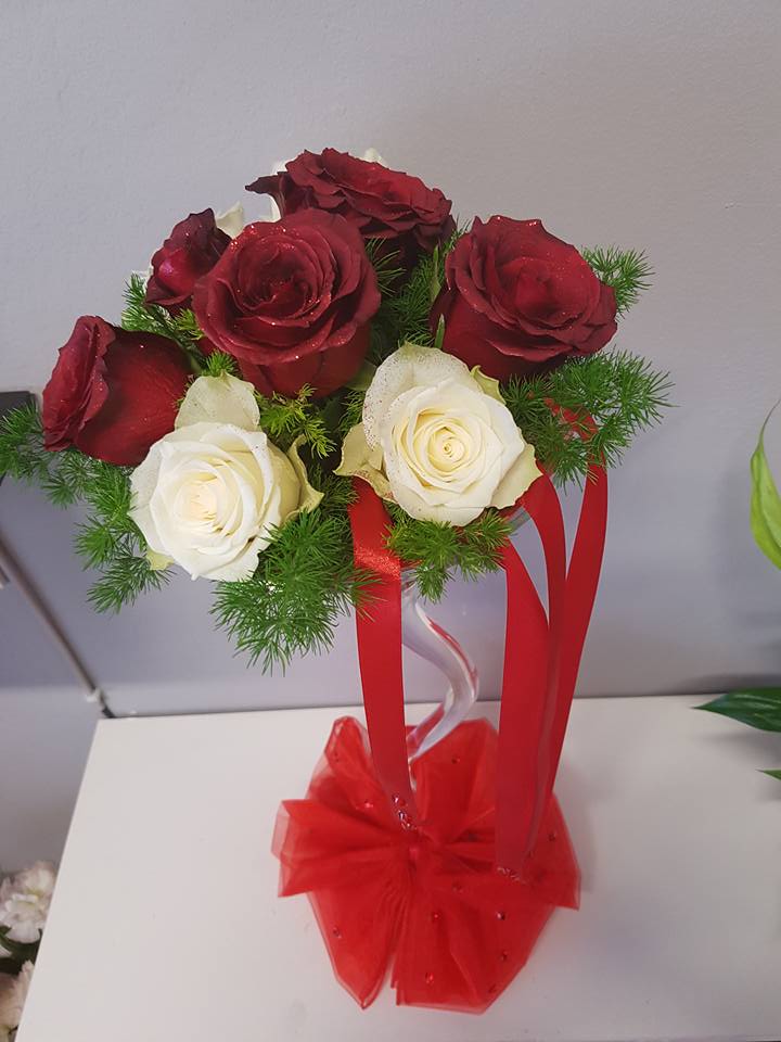 composizione di rose bianche e rosse