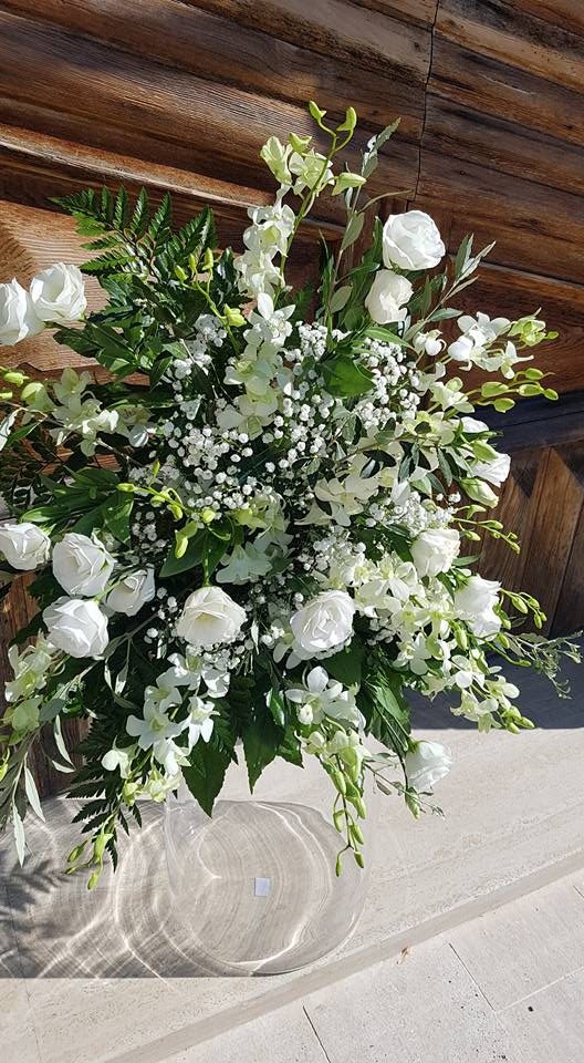 composizione con roselline bianche