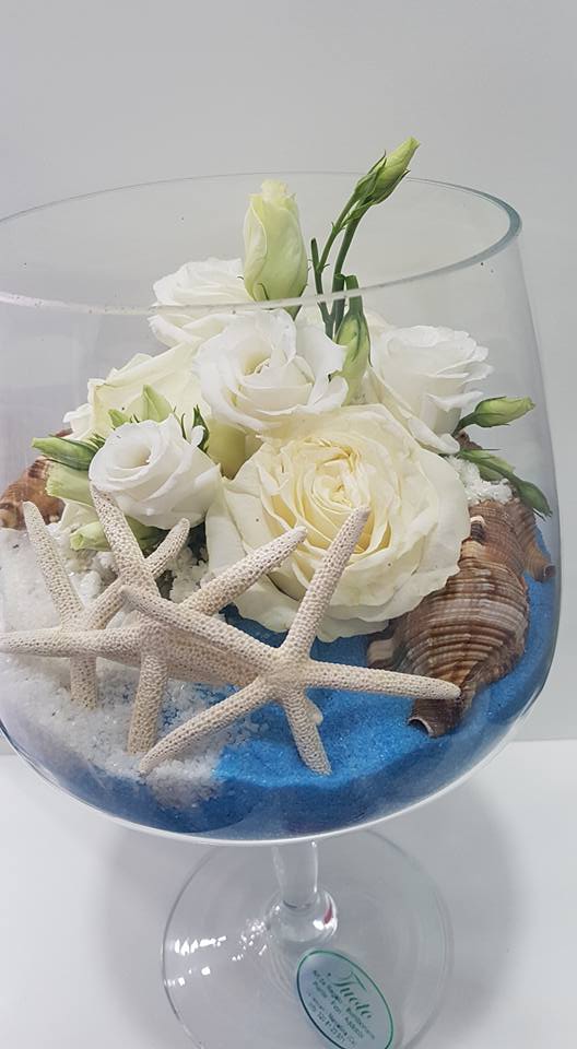 decorazione per la casa con rose bianche e stelle marine