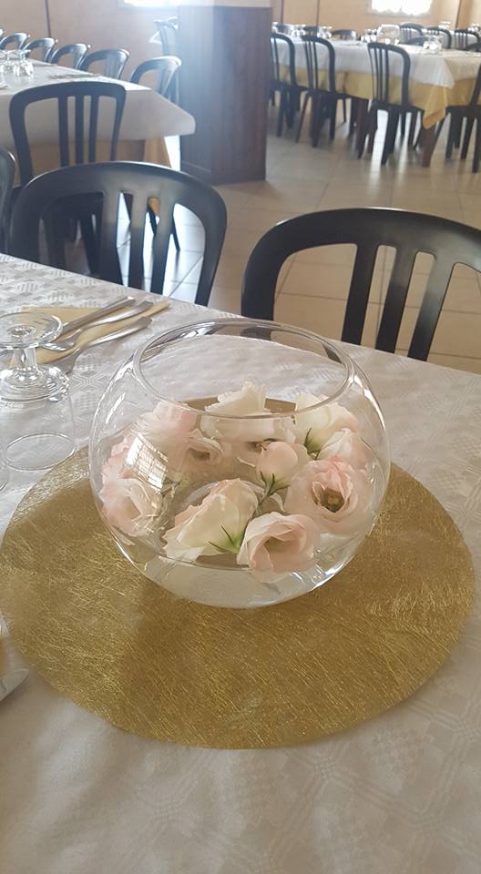 decorazione floreale con rose in boccia di vetro