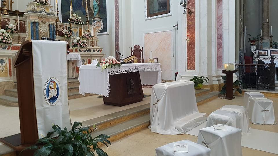 altare di una chiesa allestito per un matrimonio