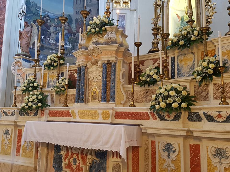 chiesa con addobbi floreali per matrimonio