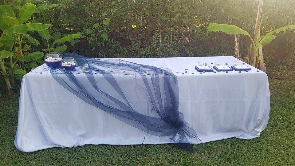 tavolo per banchetto nuziale con addobbi blu