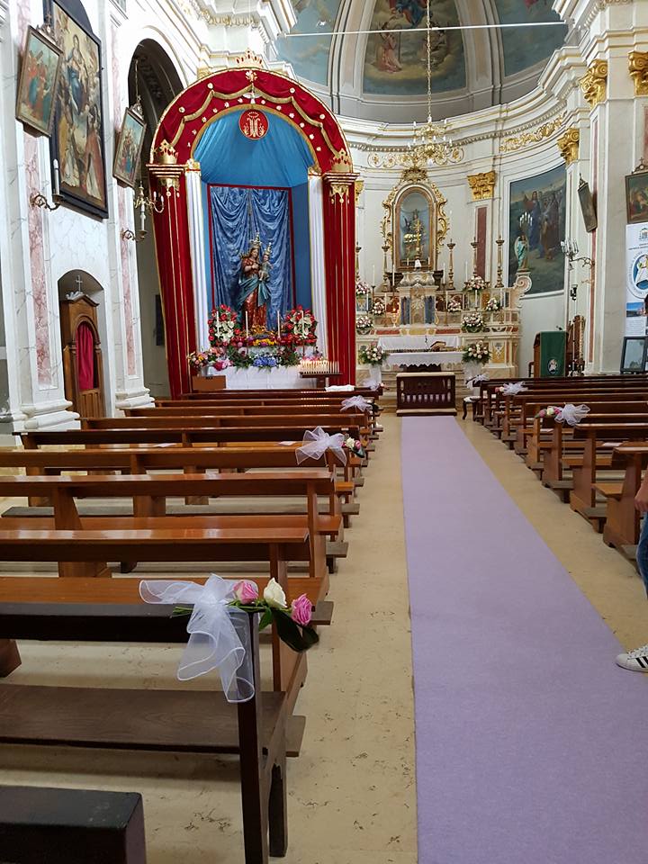 decorazioni floreali in chiesa per un matrimonio
