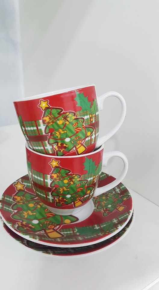 tazzine da caffè rosse con albero di natale