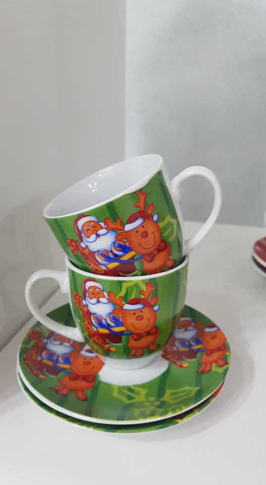 tazze da tè con renna e Babbo Natale
