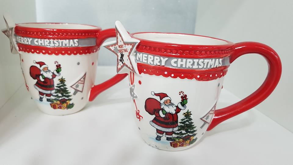 due tazze con decorazioni a tema natalizio