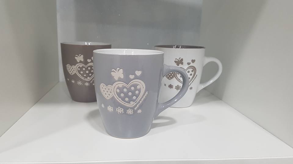 tazze con cuori e farfalle
