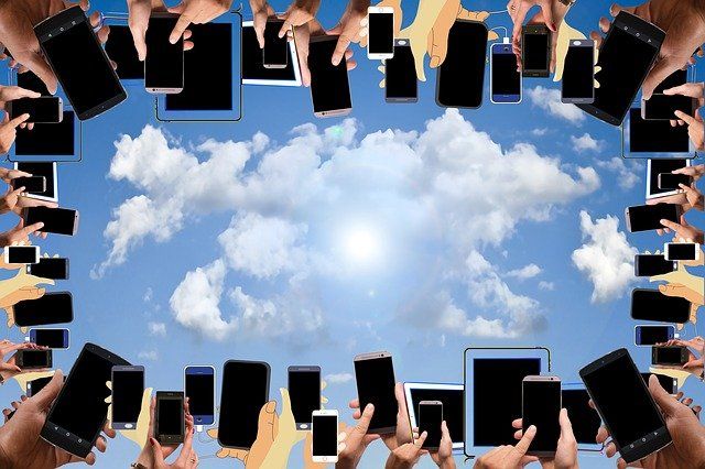 cloud surrounded by many digital devices signifying the virtual cloud