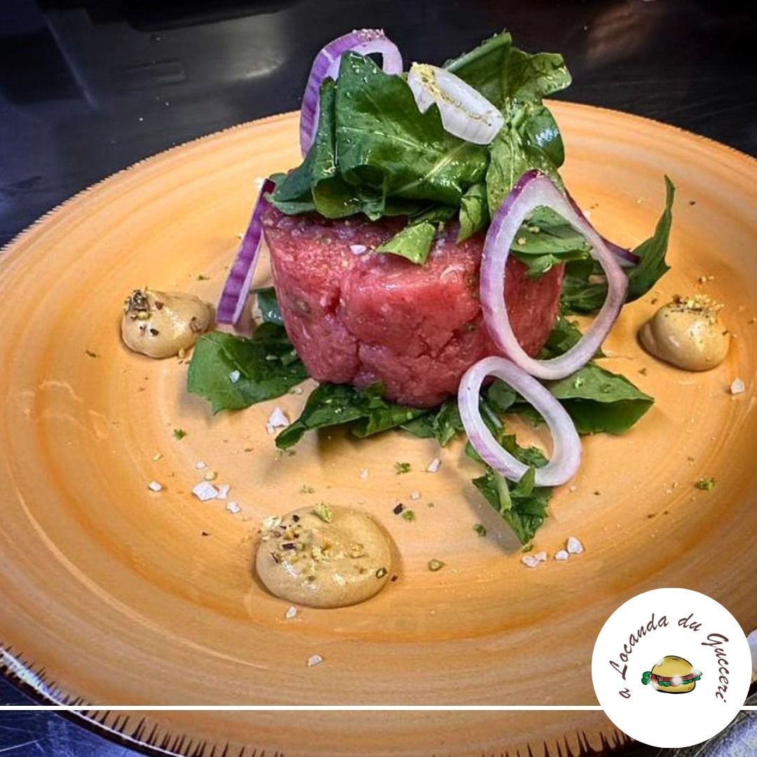 battuta di carne cruda con rucola e cipolla