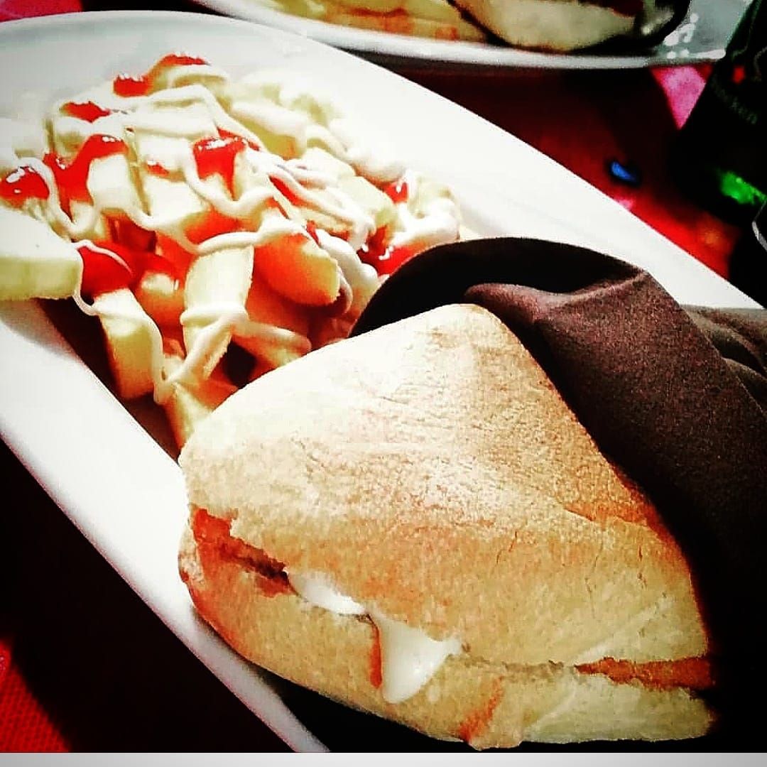 panino con patatine fritte