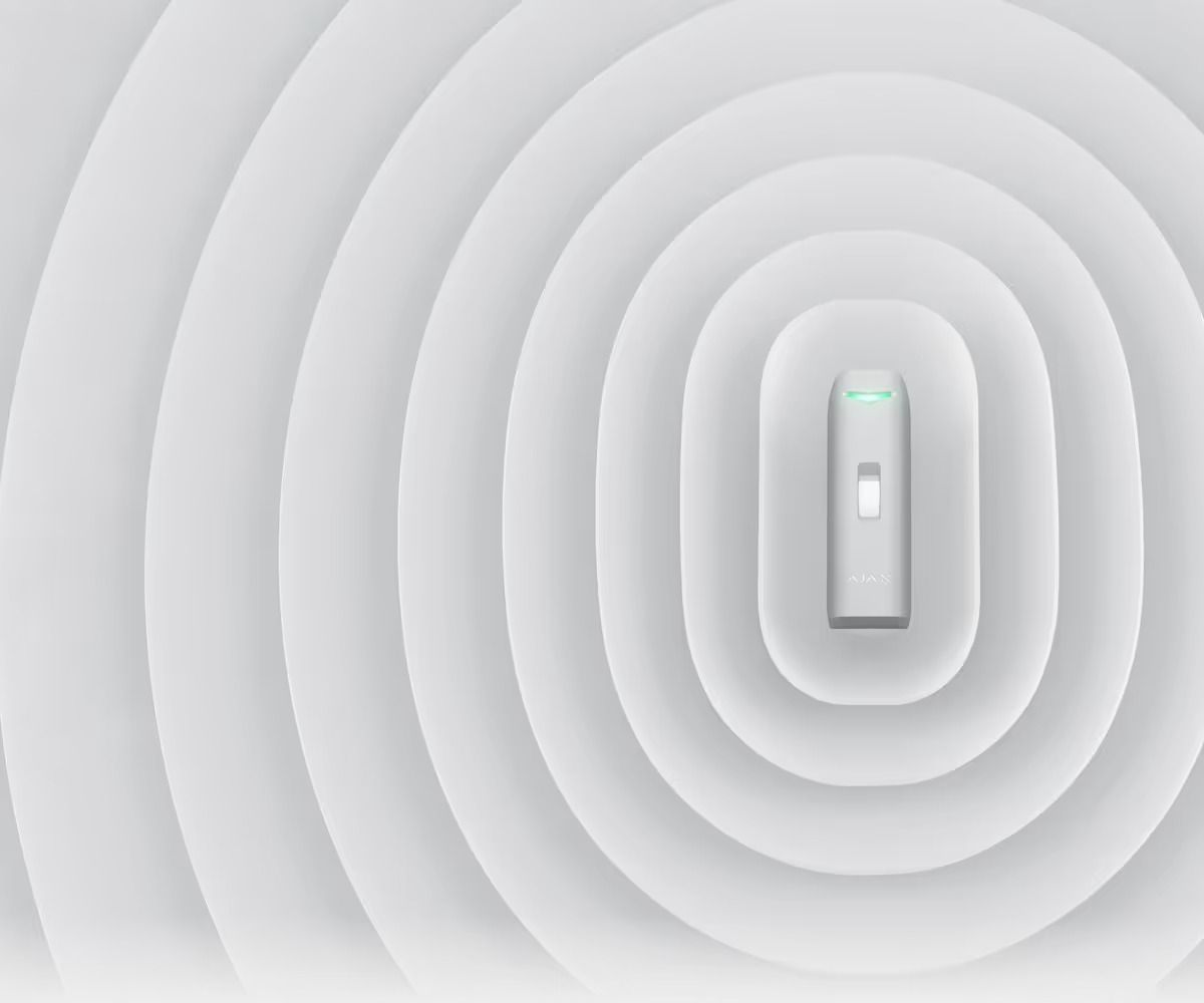 White Device With Radiating Circular Waves, Suggesting Wi-fi Signal — Cussler NQ in Bowen, QLD