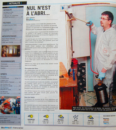 Un homme en costume blanc pulvérise quelque chose dans un magazine