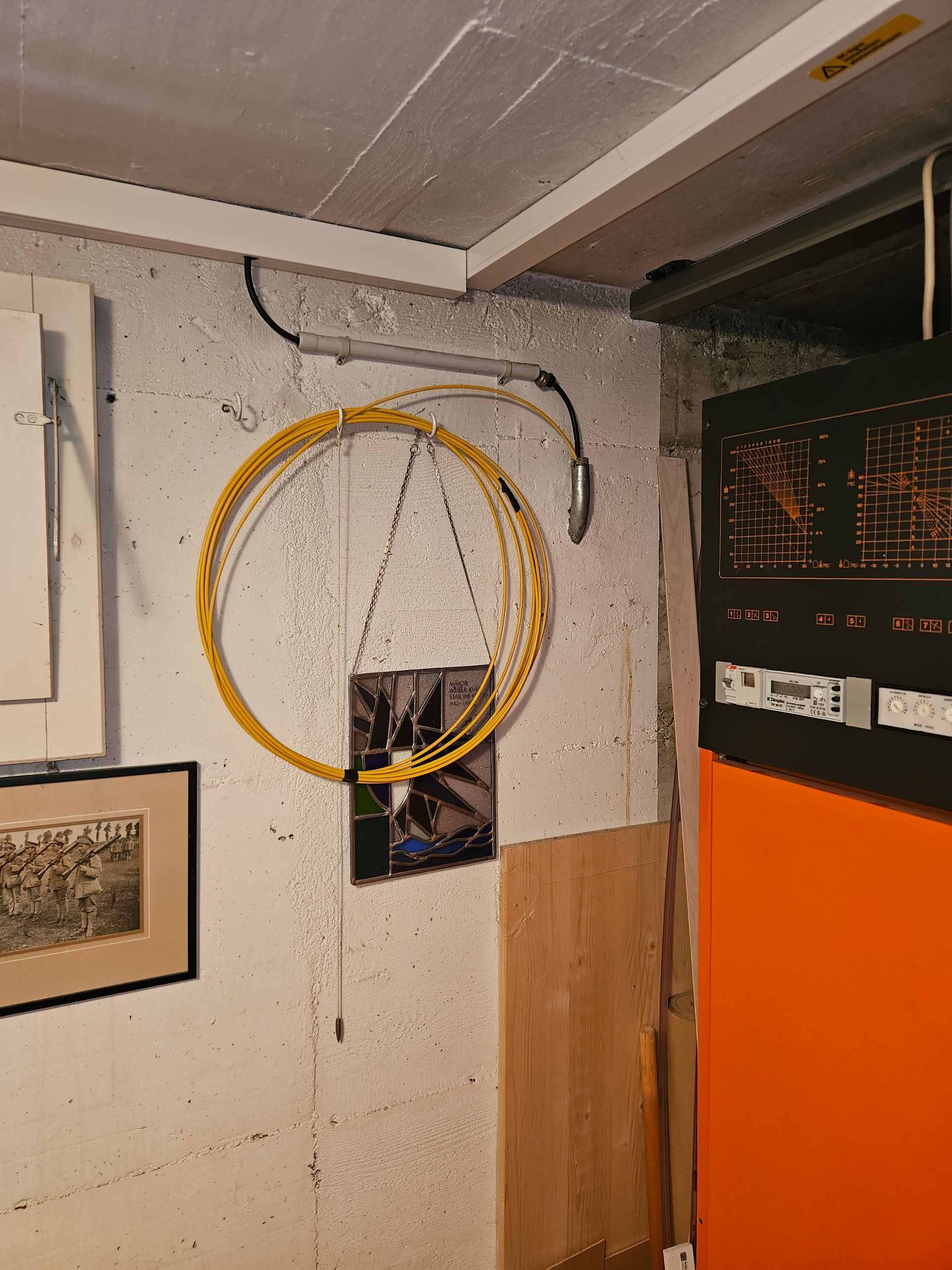 Un cerceau jaune est accroché au mur d'une pièce