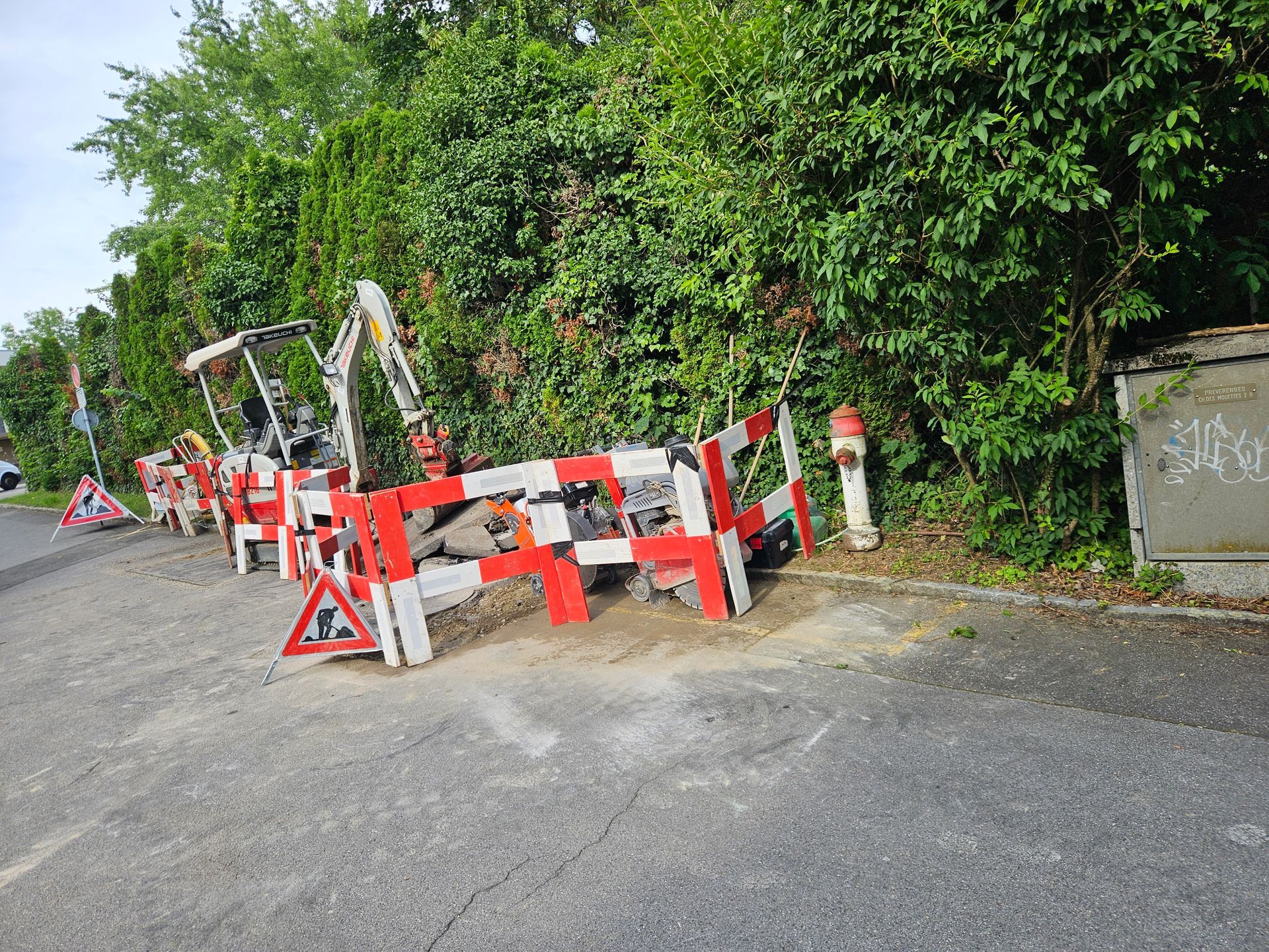 Une barrière rouge, blanche et bleue sur le bord d'une route