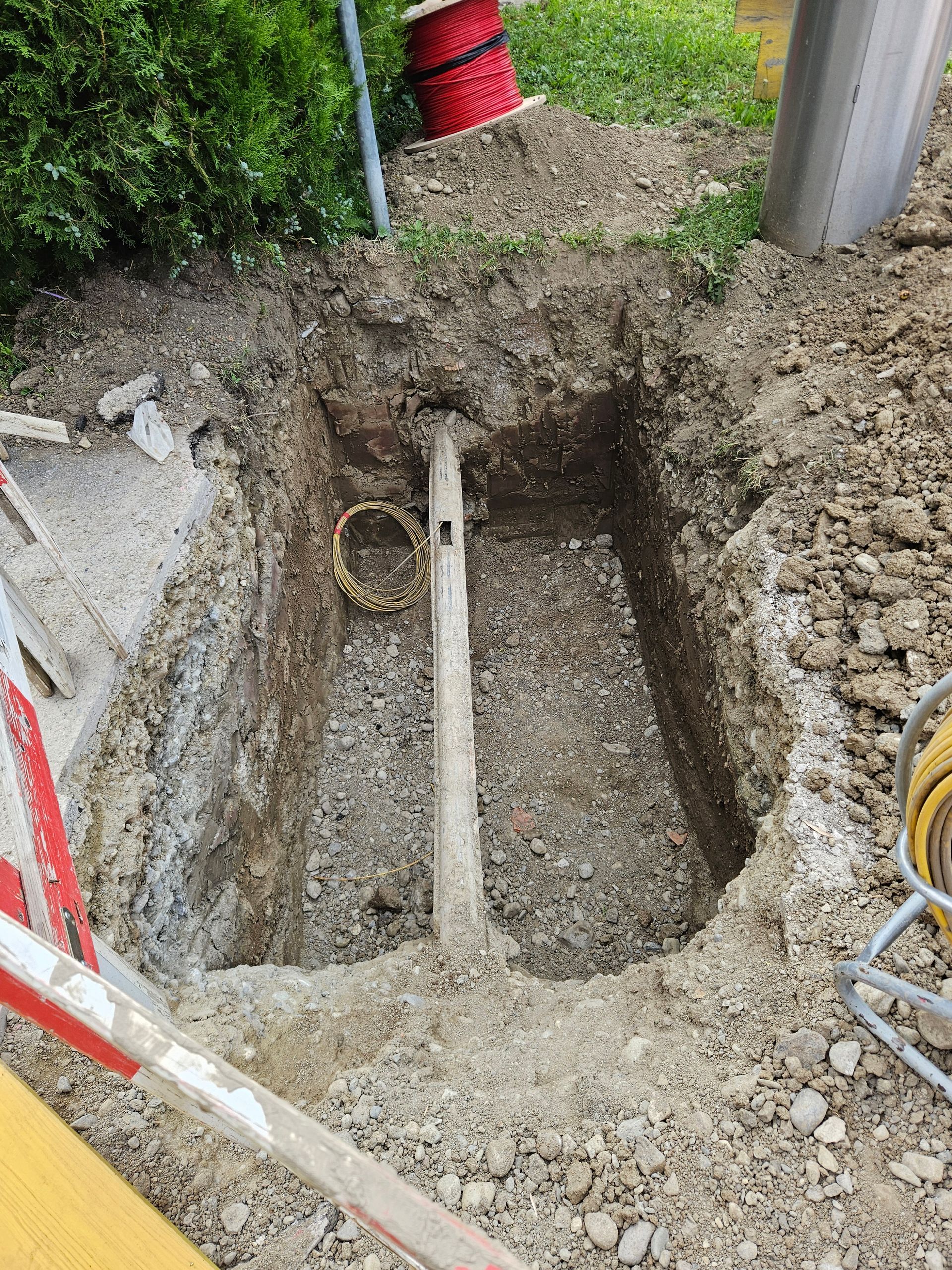 Un trou dans le sol avec un tuyau dedans