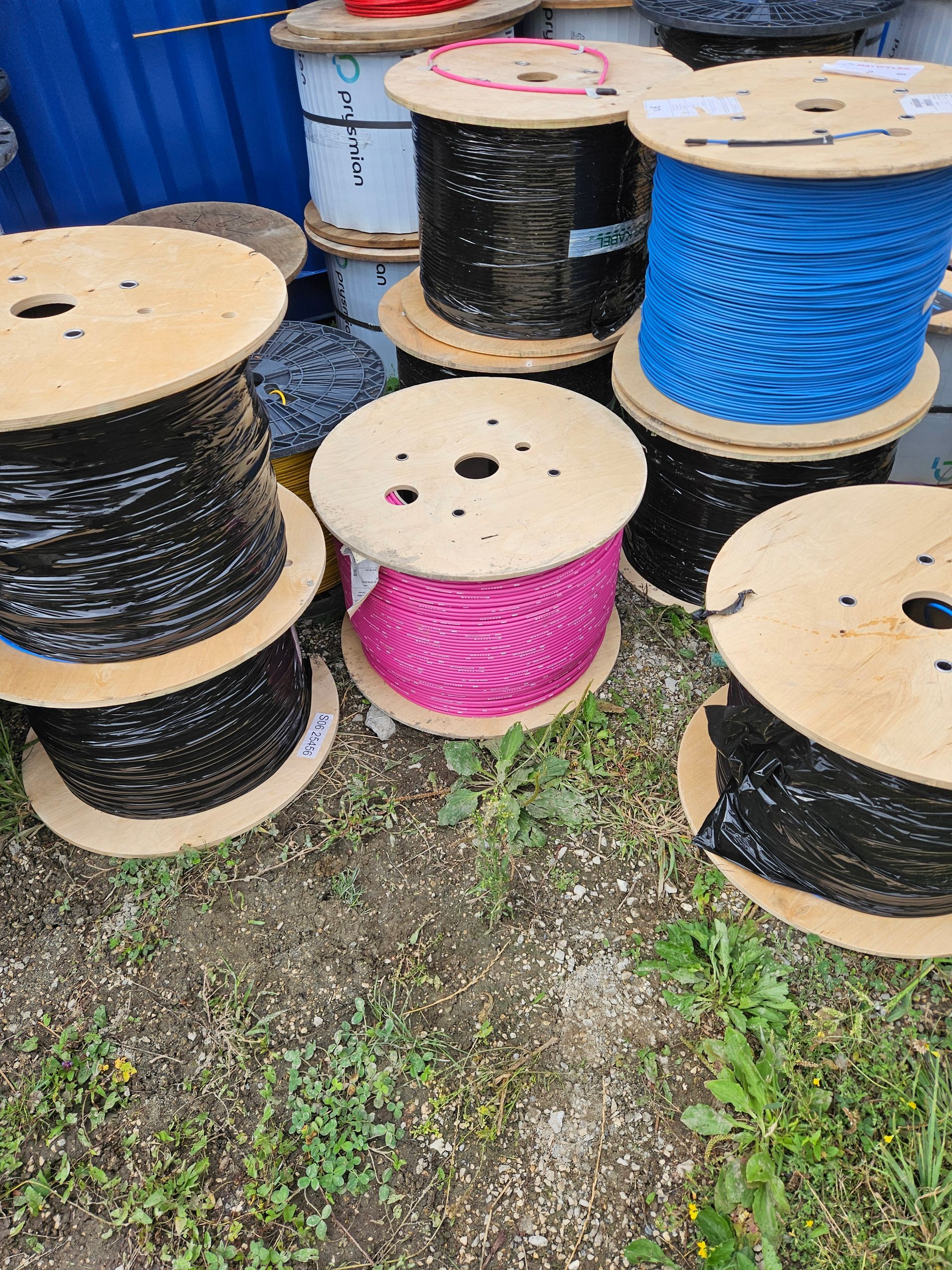 Un tas de bobines de fil sont empilées les unes sur les autres