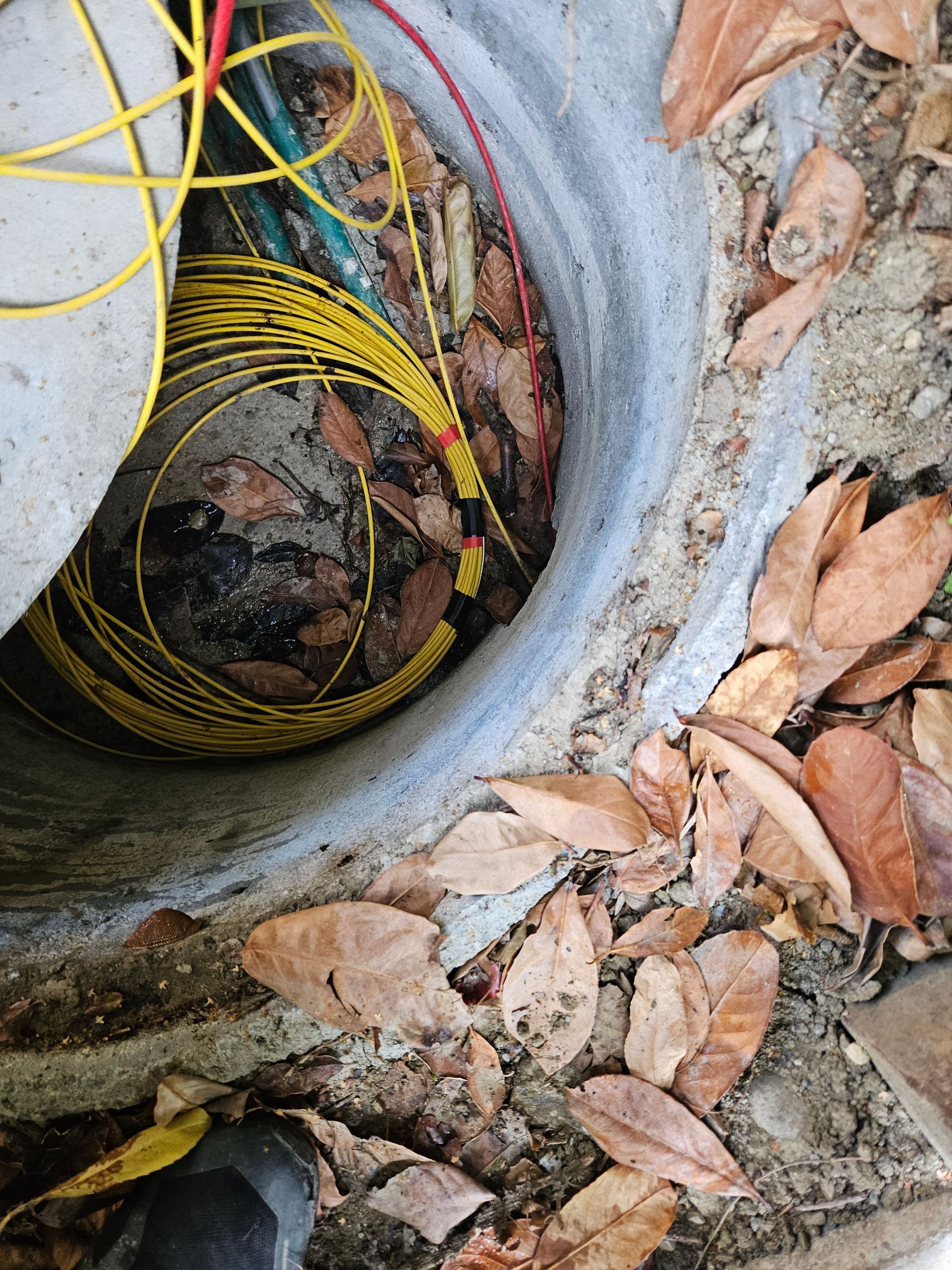 Un tas de fils électriques traînent sur le sol