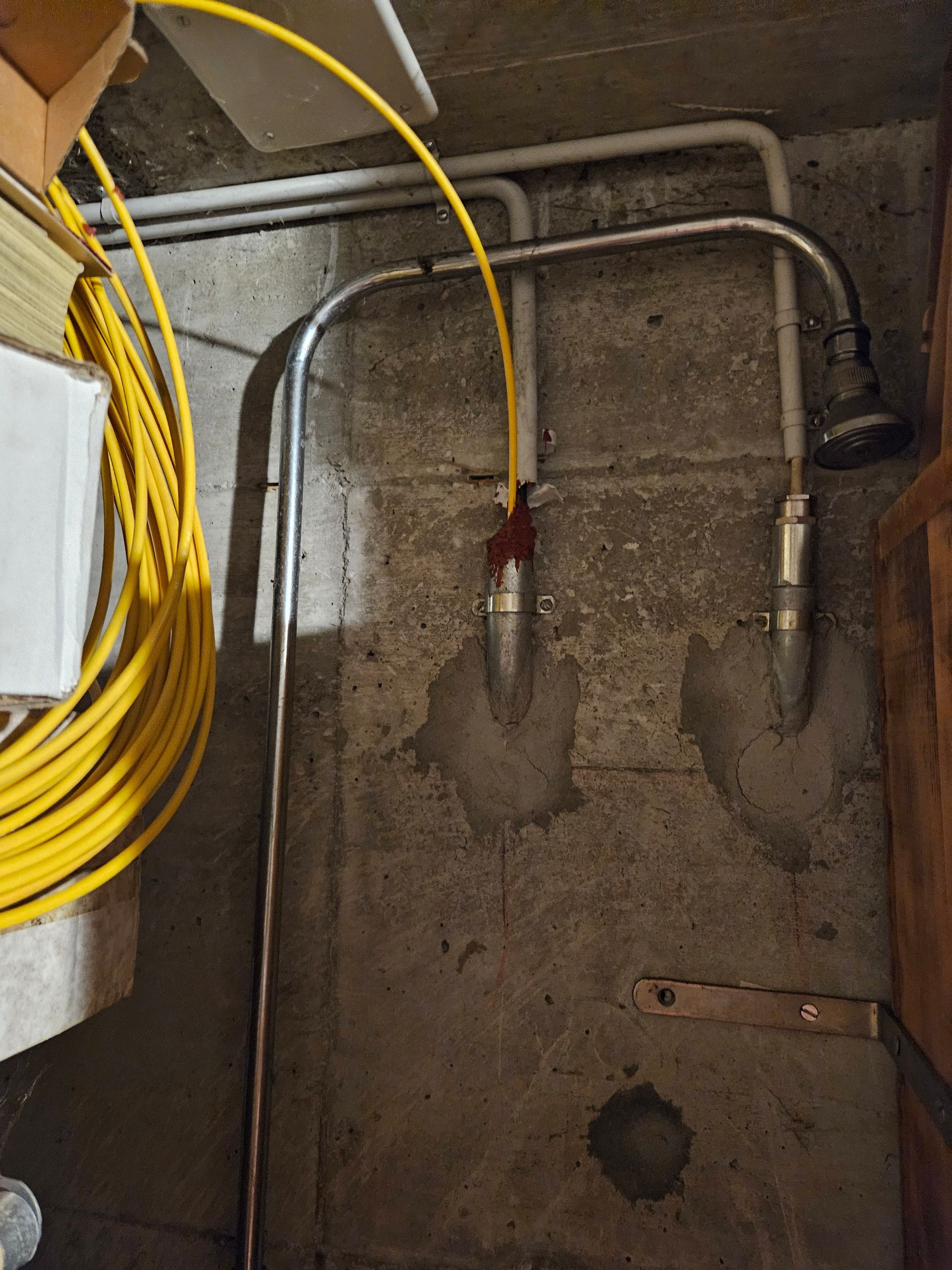 Un câble jaune est connecté à un tuyau métallique