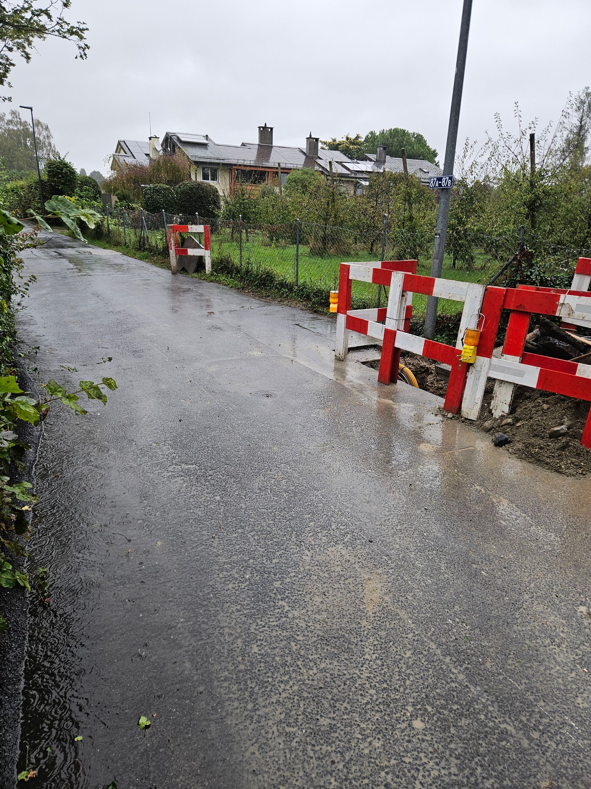 Une route avec une barrière rouge et blanche sur le côté